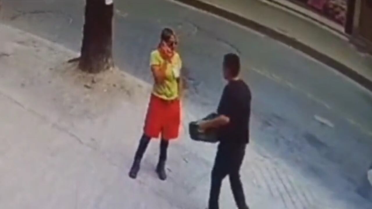 Una trabajadora del un almacén Ara ubicado en la localidad de Bosa, salvó a un menor de edad de un robo.