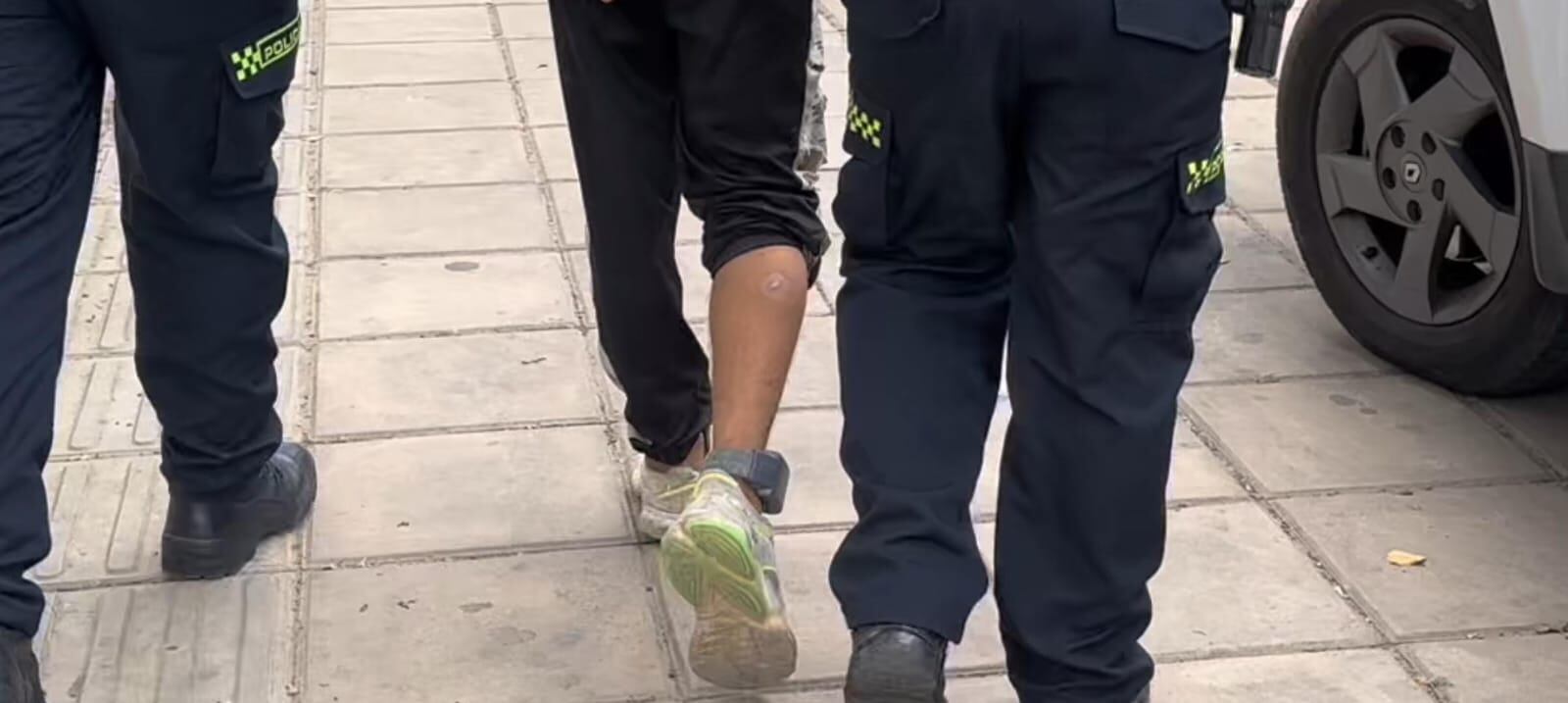 El capturado portaba el brazalete en el pie derecho.