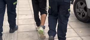 El capturado portaba el brazalete en el pie derecho.