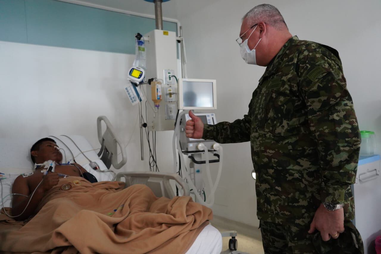 El comandante de las Fuerzas Militares, el general Helder Giraldo, visitó a los heridos del atentado del ELN ocurrido en zona rural del Catatumbo, en Norte de Santander.