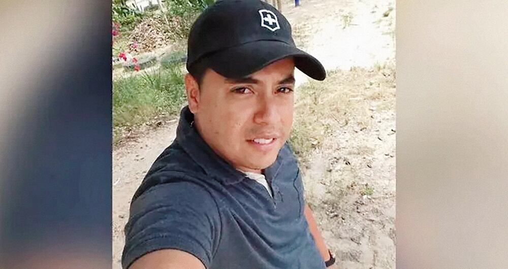 Digno Palomino, recluido en la cárcel de La Dorada, Caldas, es el jefe de la banda los Pepes, que libran una guerra con los Costeños. 