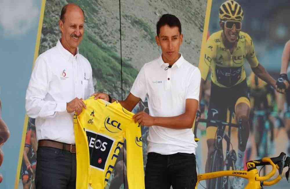 Egan entregó la camiseta amarilla de campeón del Tour de Francia a Jorge Ovidio Gónzalez, presidente de la Federación Colombiana de Ciclismo. El zipaquireño representa a Colombia desde que es un niño dejando en alto el nombre del país. Foto: León Darío Peláez / SEMANA