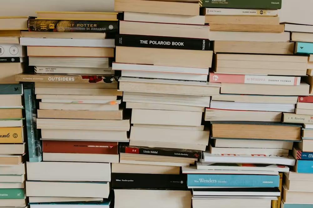 Las librerías de segunda mano son un filón de ejemplares descatalogados, exóticos o raros. Rhamely / Unsplash