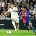 Kylian Mbappé disputa un balón con Jules Koundé en un clásico entre Real Madrid y Barcelona