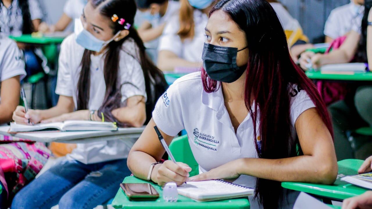 La Administración distrital entregó una cifra histórica de 5.500 becas con Universidad al Barrio, y 900 becas para maestros.