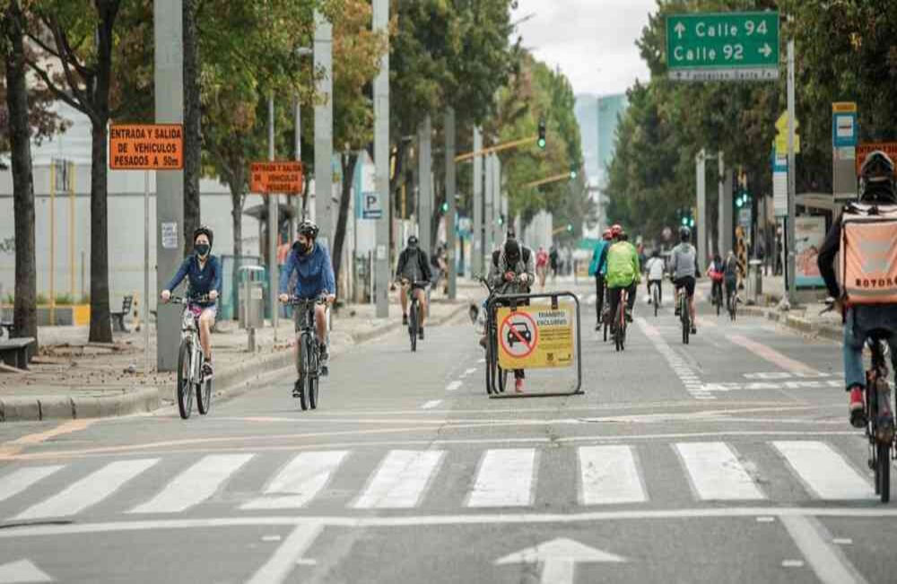 Las bicicletas se tomaron la carrera séptima. Foto Karen Salamanca SEMANA