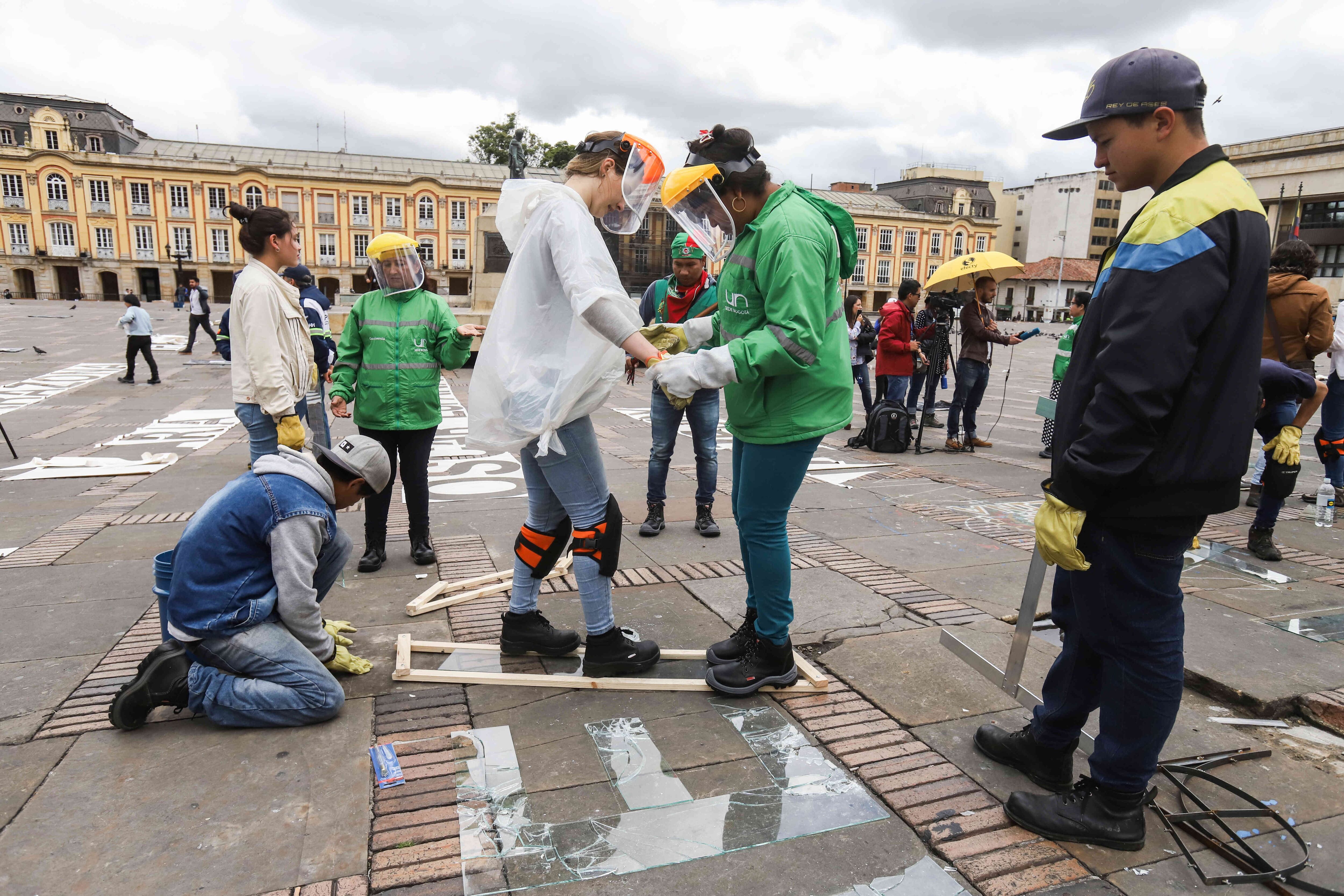 El crujido de los vidrios al romperse simboliza la pérdida de una vida. Foto: Diana Rey Melo