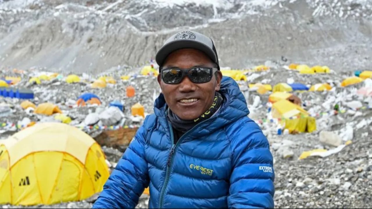 El escalador nepalí Kami Rita Sherpa alcanzó la cumbre del Everest por 27ª vez, lo que le otorga el récord por el mayor número de subidas a la montaña más alta del mundo.