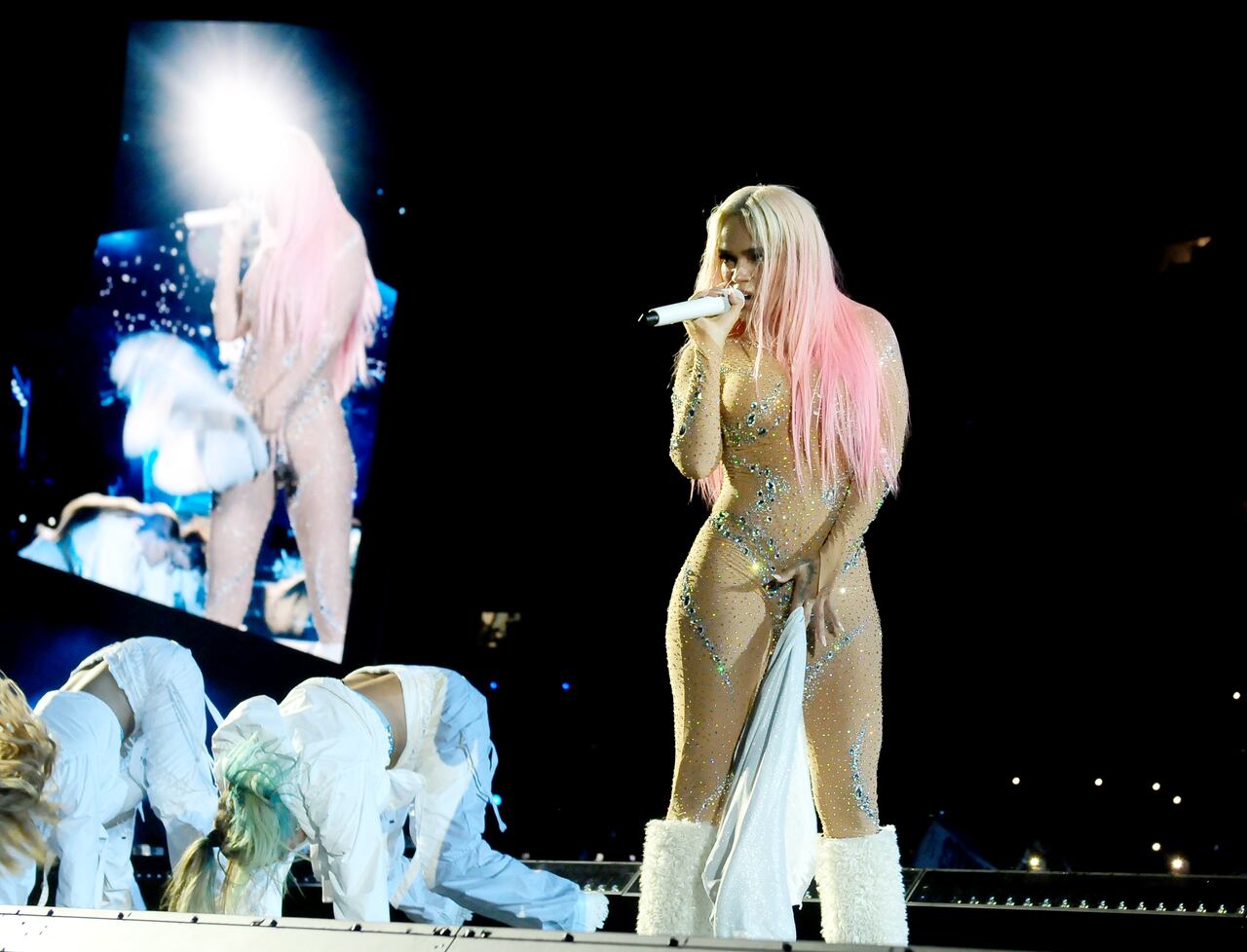 La estrella del regueton colombiano Karol G actúa en vivo en el escenario durante la gira Karol G Mañana Será Bonito en el Hard Rock Stadium el 25 de agosto de 2023 en Miami Gardens, Florida. (Foto de Johnny Louis/FilmMagic)