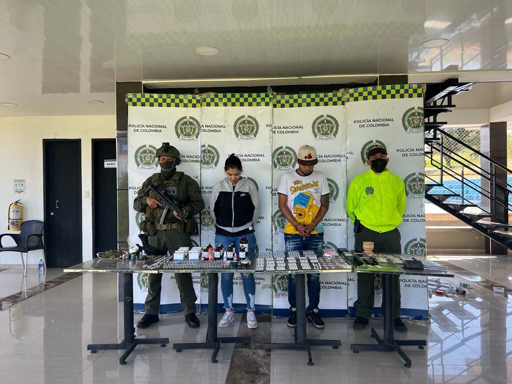 Hombre y mujer capturados por presunto tráfico de estupefaciente.