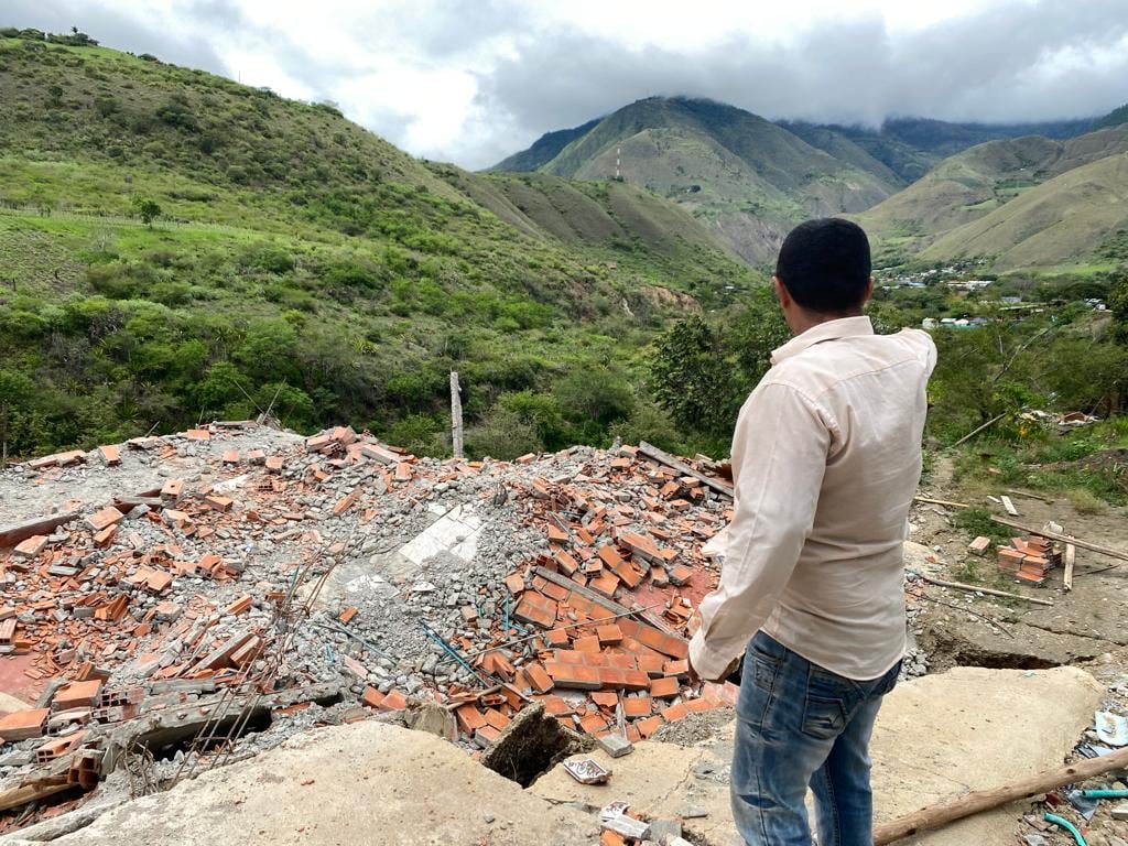 El terreno aledaño a la carretera, a causa de las lluvias, cedió y acabó con varias casas.