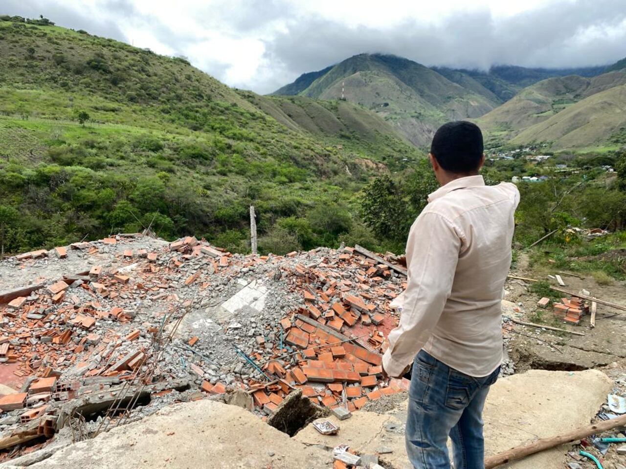 El terreno aledaño a la carretera, a causa de las lluvias, cedió y acabó con varias casas.