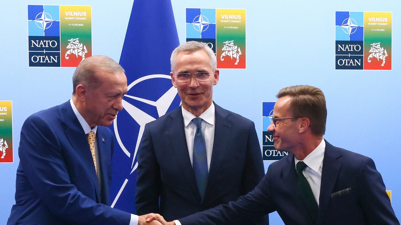 El presidente de Turquía, Recep Tayyip Erdogan, a la izquierda, le da la mano al primer ministro de Suecia, Ulf Kristersson, a la derecha, mientras el secretario general de la OTAN, Jens Stoltenberg, observa antes de una reunión previa a la cumbre de la OTAN en Vilna, Lituania, el 10 de julio de 2023. (Yves Herman, pool vía AP)