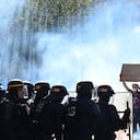 Un manifestante sostiene un cartel durante una protesta contra el aumento del costo de vida, sumándose a las reivindicaciones estudiantiles, en París, el sábado 17 de octubre de 2026. (Foto AP/Emma Da Silva)