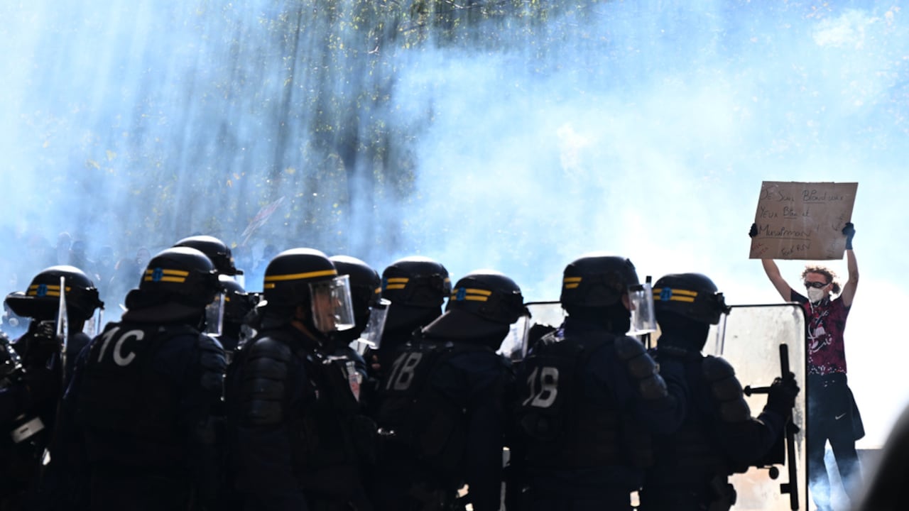 Un manifestante sostiene un cartel durante una protesta contra el aumento del costo de vida, sumándose a las reivindicaciones estudiantiles, en París, el sábado 17 de octubre de 2026. (Foto AP/Emma Da Silva)