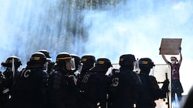 Un manifestante sostiene un cartel durante una protesta contra el aumento del costo de vida, sumándose a las reivindicaciones estudiantiles, en París, el sábado 17 de octubre de 2026. (Foto AP/Emma Da Silva)