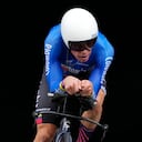 Rigoberto Uran de Colombia compite durante la contrarreloj individual de ciclismo masculino en los Juegos Olímpicos de Verano de 2020, el miércoles 28 de julio de 2021, en Oyama, Japón. (Foto AP / Christophe Ena)