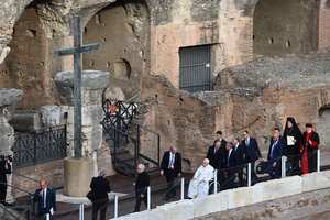El Papa Francisco parte después de asistir a una oración por la paz en el Coliseo de Roma el 25 de octubre de 2022, como parte de la cumbre internacional por la paz "El Grito por la Paz", organizada por la Comunidad Católica Italiana de Sant'Egidio. (Foto de Vincenzo PINTO / AFP)