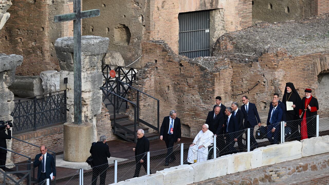 El Papa Francisco parte después de asistir a una oración por la paz en el Coliseo de Roma el 25 de octubre de 2022, como parte de la cumbre internacional por la paz "El Grito por la Paz", organizada por la Comunidad Católica Italiana de Sant'Egidio. (Foto de Vincenzo PINTO / AFP)