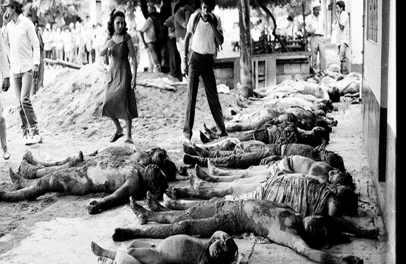 En Lérida (Tolima), un pueblo cercano a Armero, los cadáveres fueron puestos en fila para que sus familiares intentaran reconocerlos.