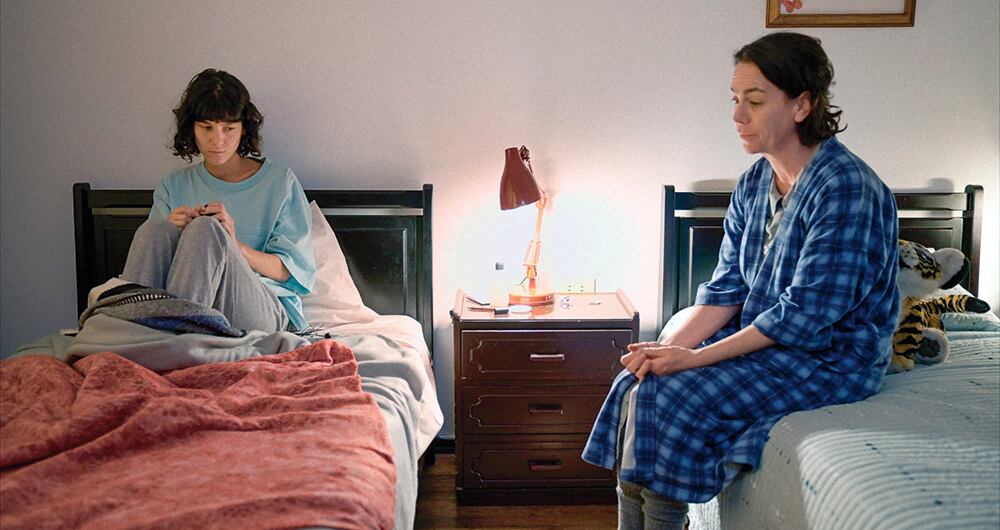 La cartagenera Estefanía Piñeres deja en Mariana una protagonista rola inolvidable. Patricia Tamayo entrega en doña Julia una madre carcomida por la frustración. Entre hija y madre, la palabra lastima y el cariño se percibe en gestos puntuales