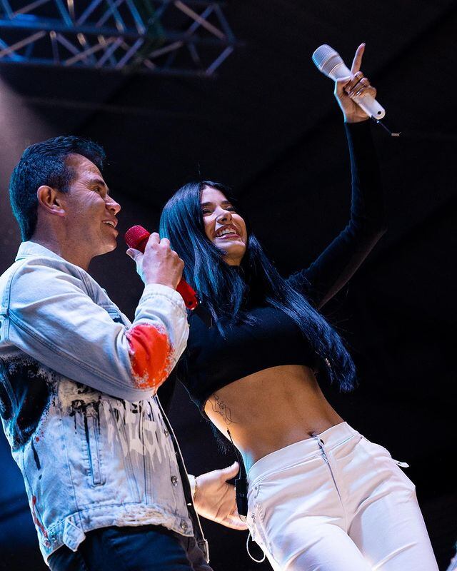 Jenny López es corista de Jhonny Rivera.