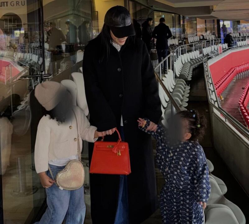 Esposa de Luis Díaz presumió costoso bolso a través de sus redes sociales.