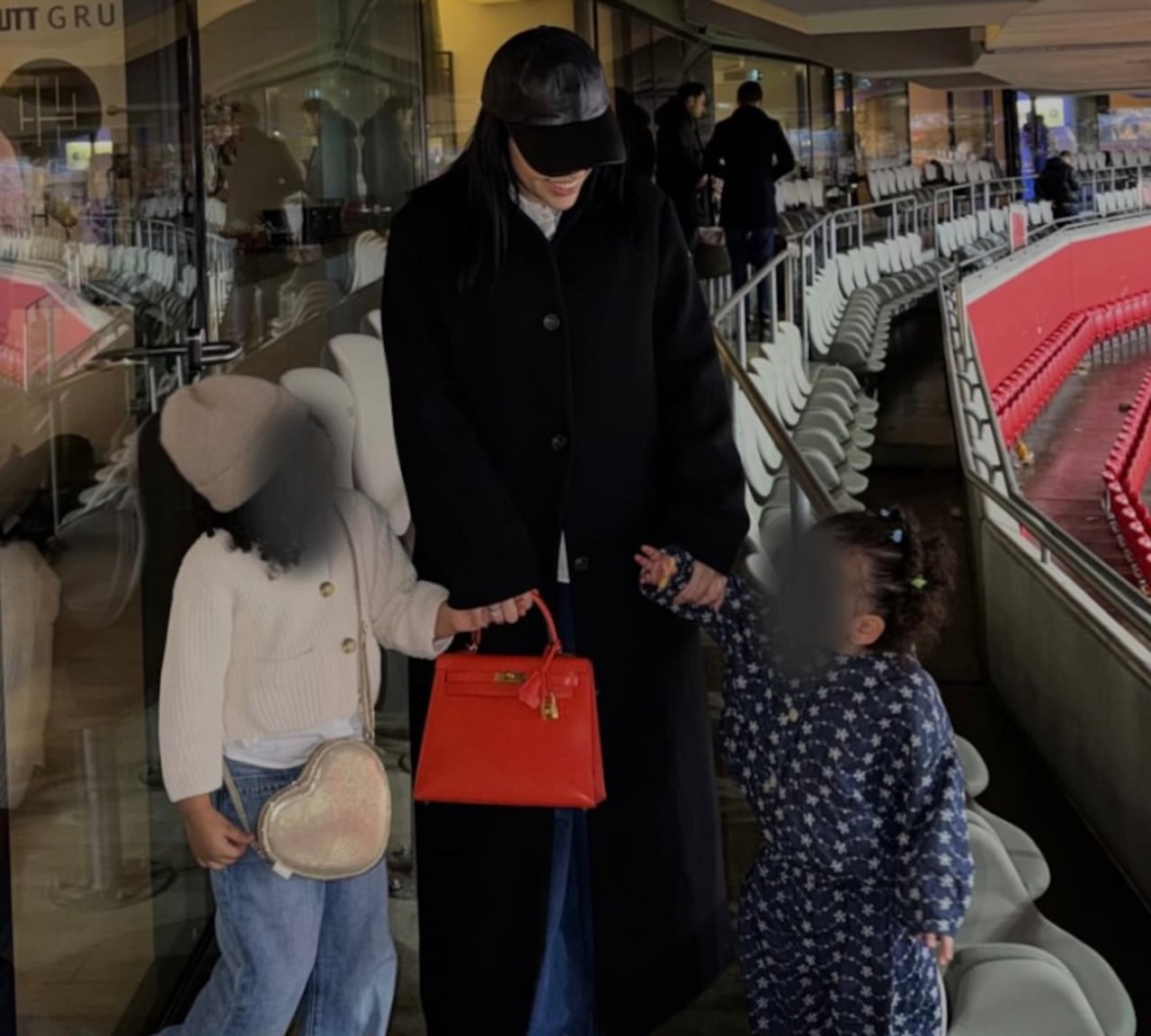 Esposa de Luis Díaz presumió costoso bolso a través de sus redes sociales.