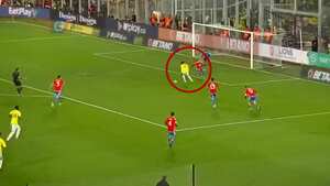 Luis Sinisterra no definió lo que hubiera sido el gol de la victoria.