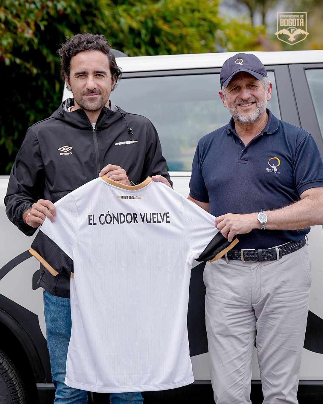 Mauricio Ucrós y Rafael Torres sostienen una camiseta del club con el mensaje “el cóndor vuelve”.