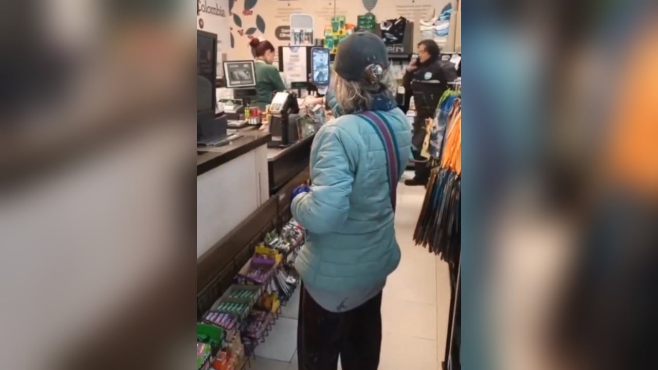 Este es el momento en el que la mujer increpa a una de las trabajadoras.