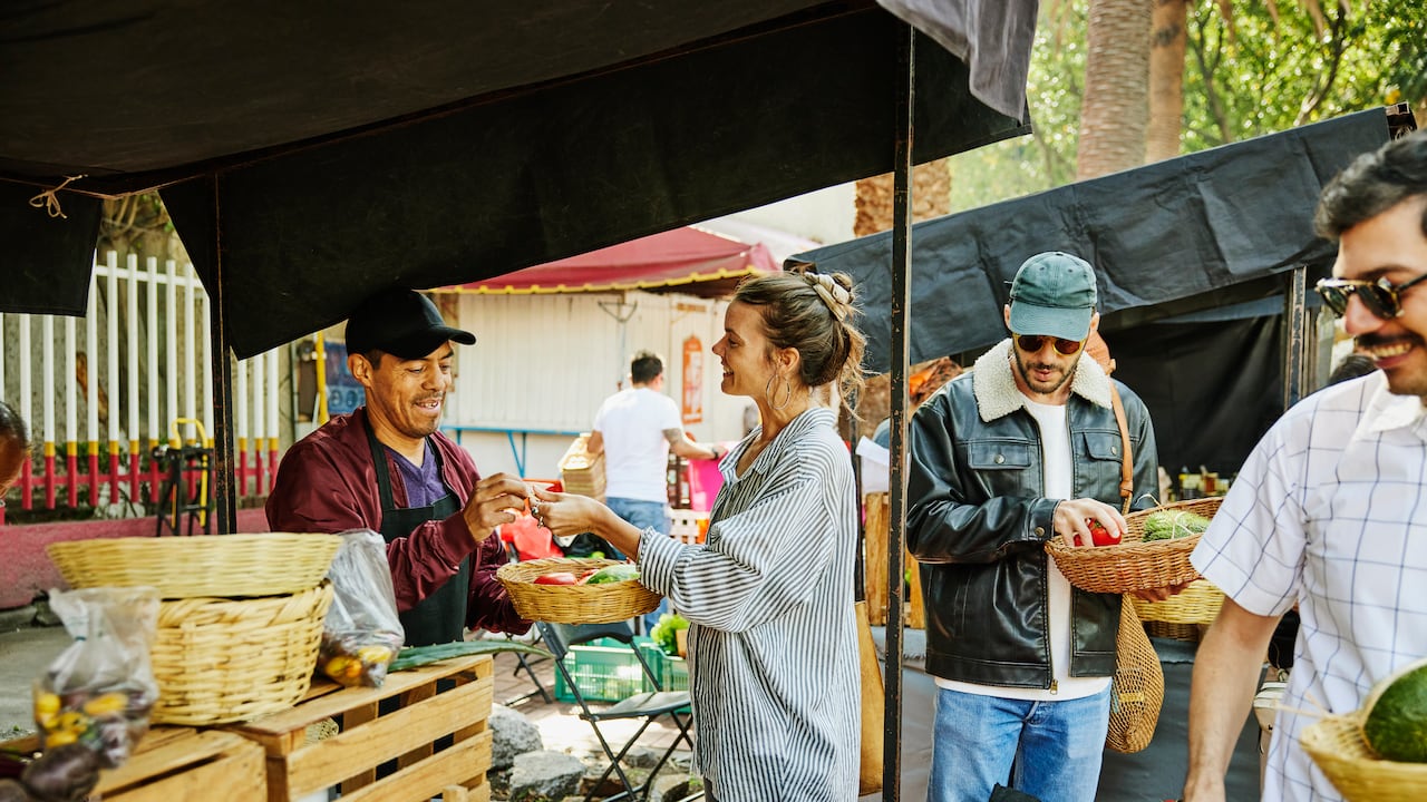 Personas trabajando de pie