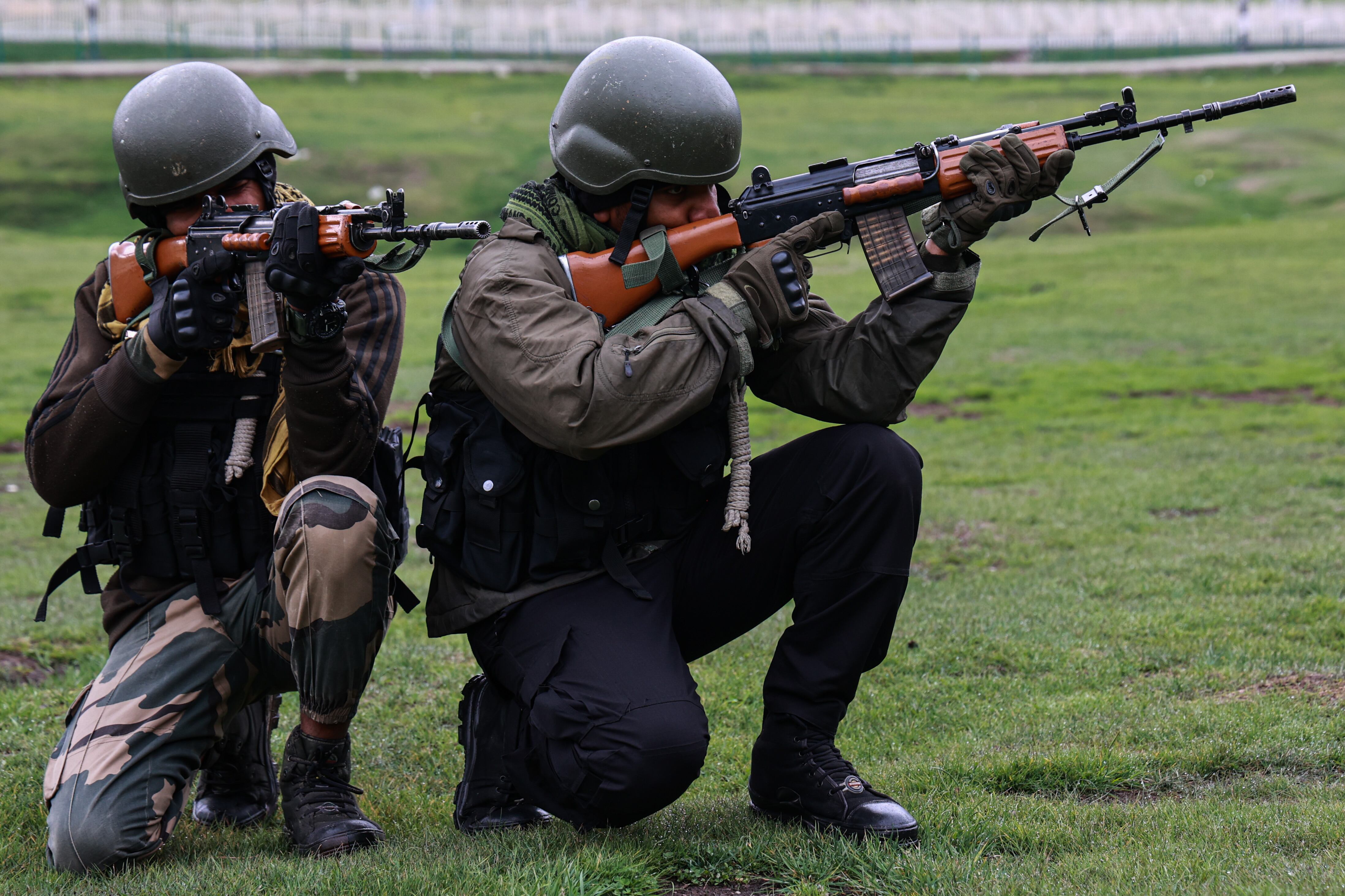Comandos especiales de las Fuerzas de Seguridad Fronteriza lanzan una operación de búsqueda masiva en bosques y estructuras abandonadas del norte de Cachemira para rastrear a los militantes que asesinaron a turistas en la zona de Baisaran, Pahalgam, en Baramulla, Jammu y Cachemira, India, el 3 de mayo de 2025.