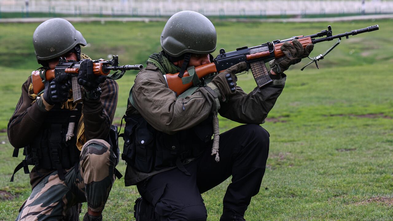 Comandos especiales de las Fuerzas de Seguridad Fronteriza lanzaron una operación de búsqueda masiva en bosques y estructuras abandonadas del norte de Cachemira para rastrear a los militantes que asesinaron a turistas en la zona de Baisaran, Pahalgam, en Baramulla, Jammu y Cachemira, India, el 3 de mayo de 2025.