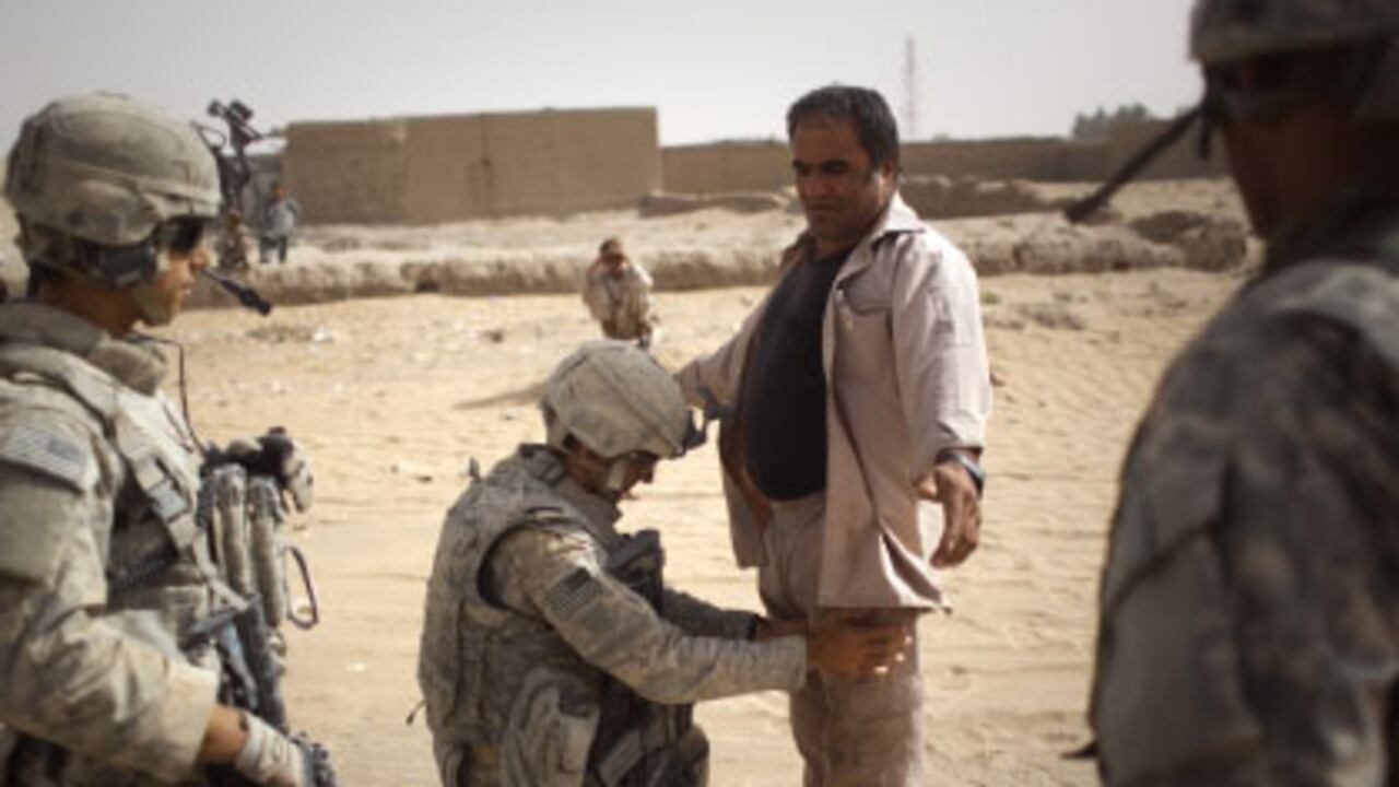 Soldados estadounidenses requisan a un hombre cerca de Kandahar, en el sur, donde arrecia la violencia