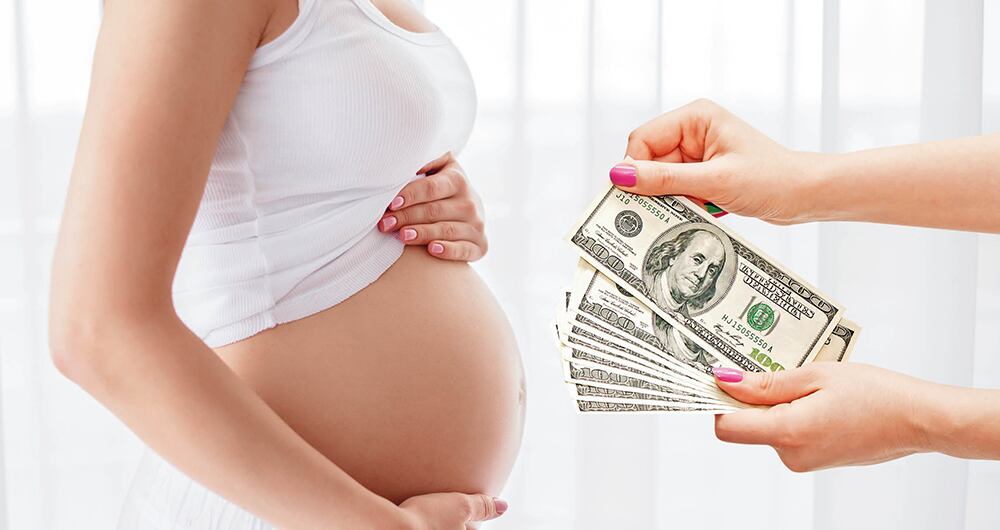 “Cuando comencé en esto, me pagaban unos 3.000 dólares. Después del segundo bebé, aprovechándose de mi necesidad, me daban solo 2.000", relata la mujer.