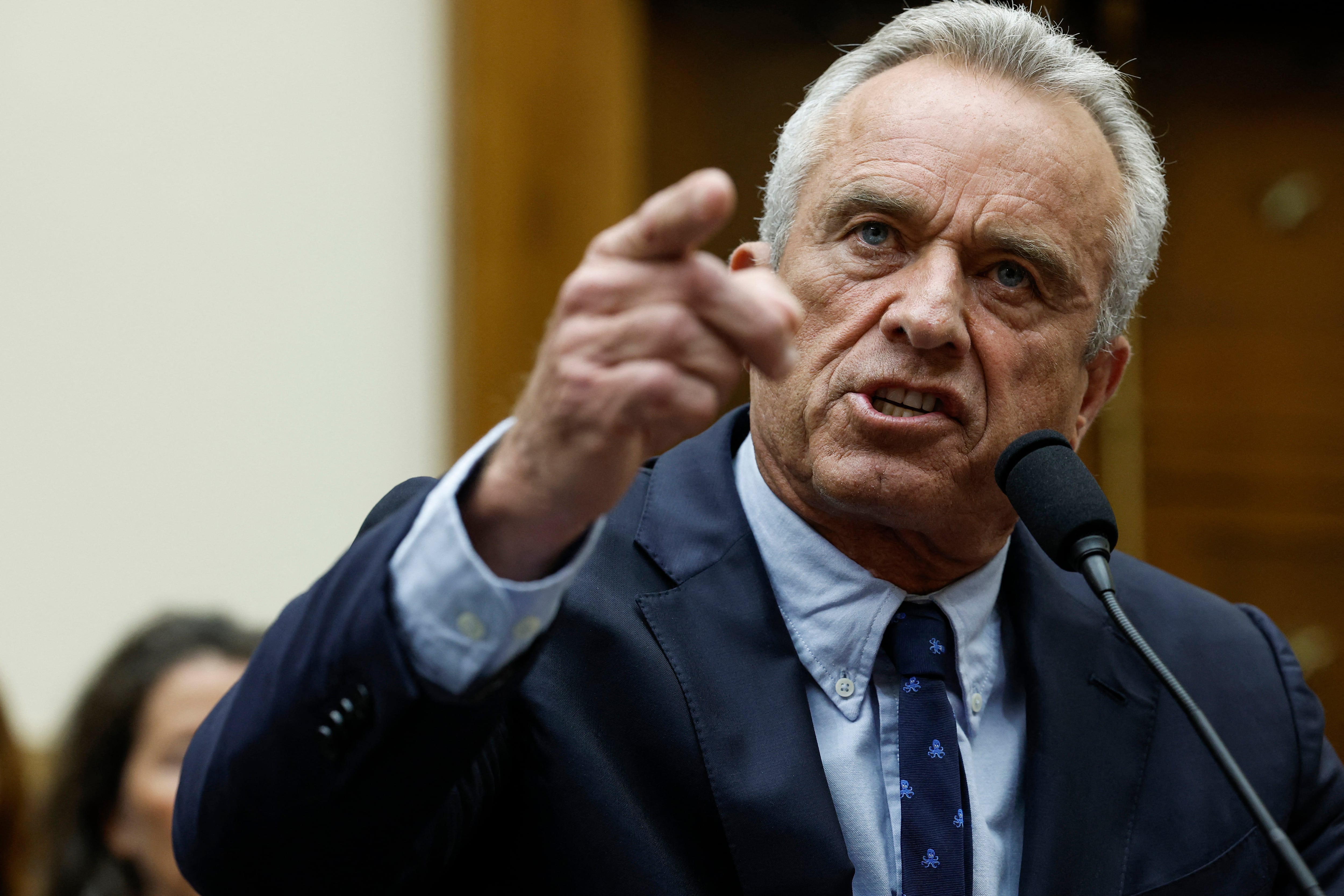 WASHINGTON, DC - 20 DE JULIO: El candidato presidencial demócrata Robert F. Kennedy Jr. habla durante una audiencia con el Subcomité Judicial de la Cámara sobre Armamento del Gobierno Federal en Capitol Hill el 20 de julio de 2023 en Washington, DC. Los miembros del comité llevaron a cabo la audiencia para discutir casos de supuesta censura de ciudadanos, figuras políticas y periodistas por parte del gobierno de EE. UU.