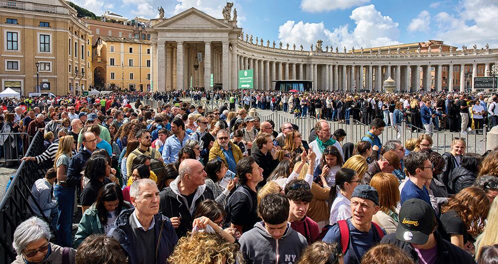 Las multitudes se agolparon en el Vaticano para rendir homenaje al pontífice argentino.