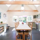 En una cocina abierta, dejar los electrodomésticos a la vista puede afectar la funcionalidad del espacio.