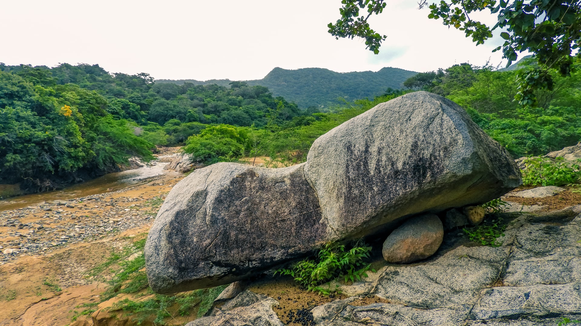 Según la mitológica wuayúu, la piedra Wolunka está asociada a la creación de los miembros originarios de la etnia.