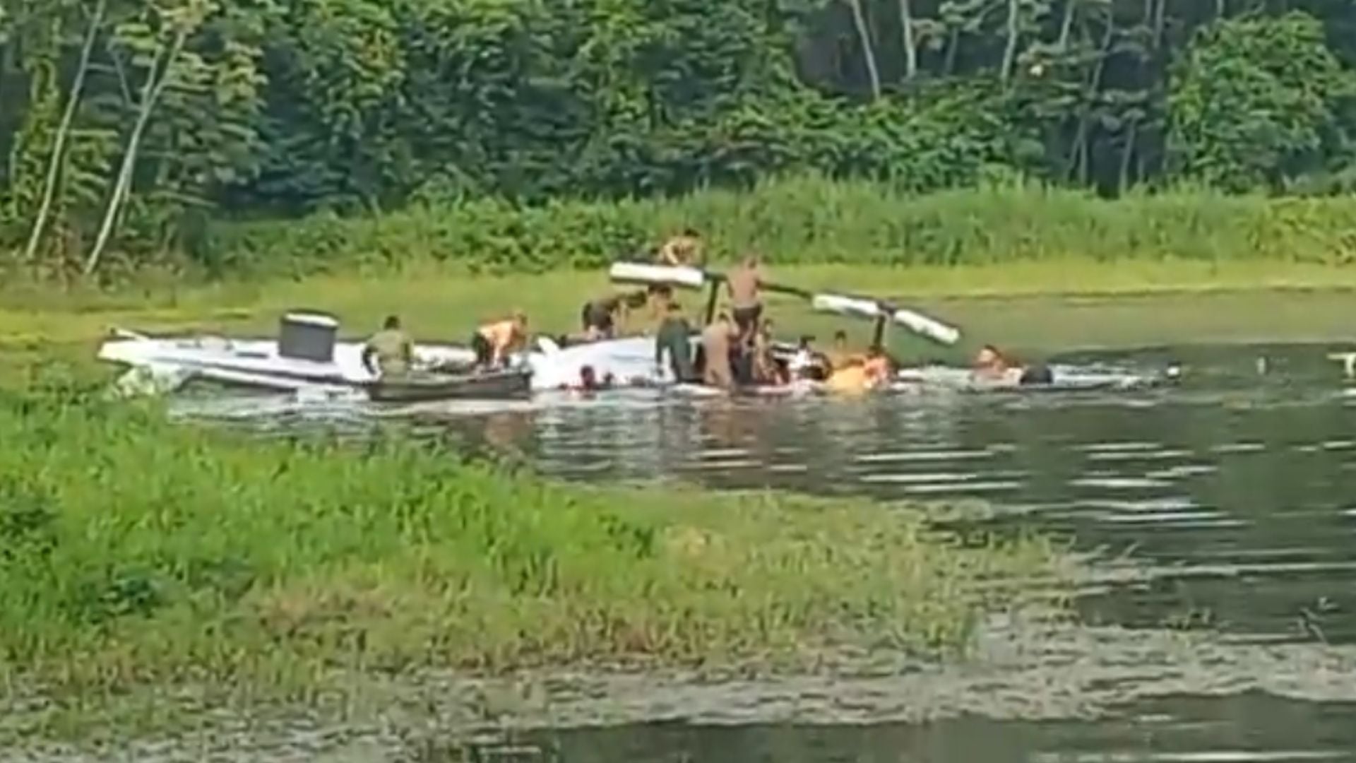 Varias personas intentaron sacar a los heridos del lago.