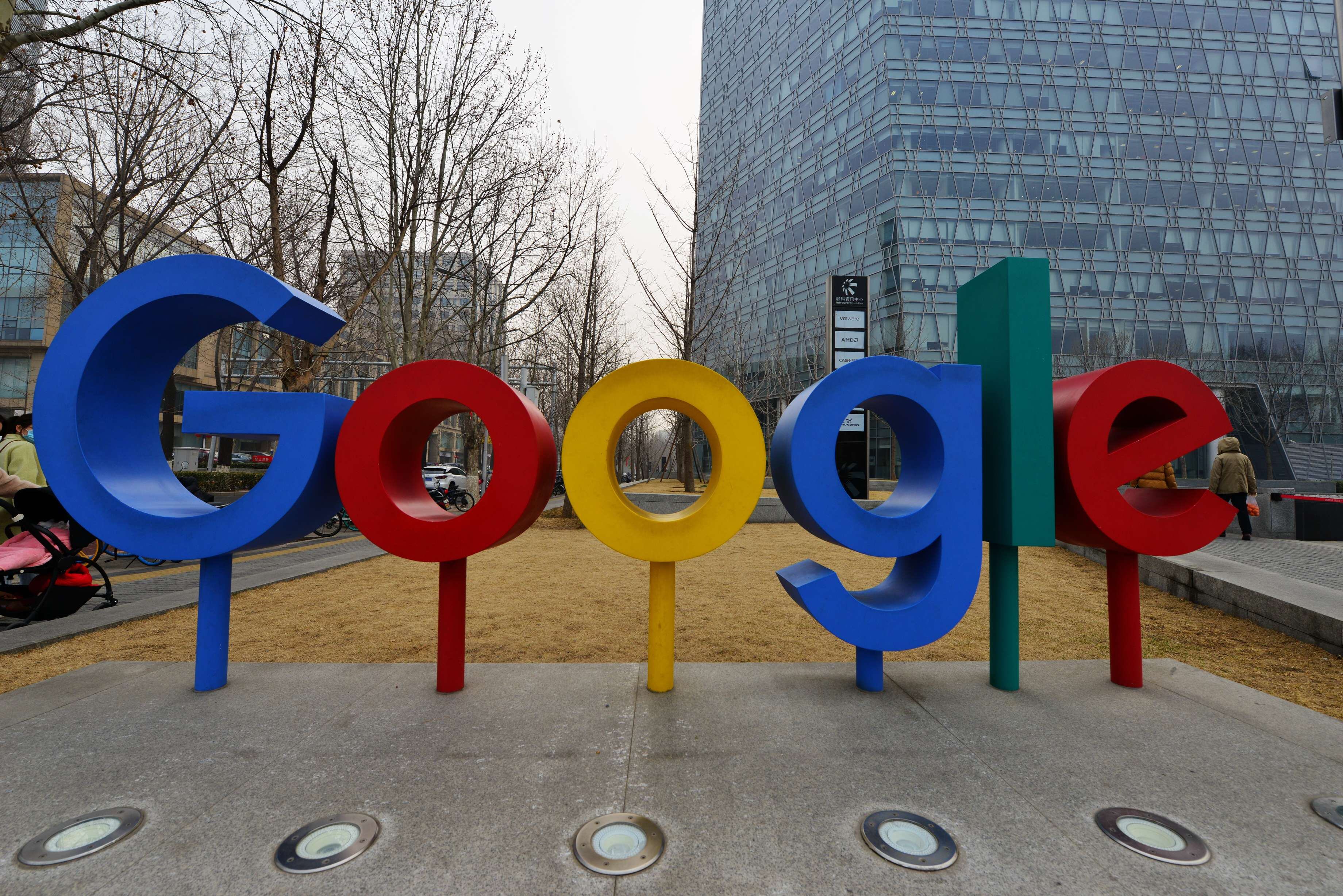 Se ve un logotipo de Google frente al edificio de Google en Beijing, el 10 de marzo de 2021. Según The Verge, Google ha anunciado que tendrá perfiles separados para niños en Google TV. Los perfiles para niños permiten a los usuarios decidir qué aplicaciones usar para los niños. Los padres pueden establecer horarios de visualización de los archivos de los niños e ingresar una hora de acostarse específica.