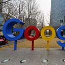 BEIJING, CHINA - 10 DE MARZO DE 2021 - Se ve un logotipo de Google frente al edificio de Google en Beijing, el 10 de marzo de 2021. Según The Verge, Google ha anunciado que tendrá perfiles separados para niños en Google TV. Los perfiles para niños permiten a los usuarios decidir qué aplicaciones usar para los niños. Los padres pueden establecer horarios de visualización de los archivos de los niños e ingresar una hora de acostarse específica. FOTOGRAFÍA DE Costfoto / Barcroft Studios / Future Publishing (el crédito de la foto debe leer Costfoto / Barcroft Media a través de Getty Images)