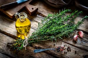 El aceite de oliva y el romero fortalecen el cabello.