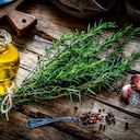 El aceite de oliva y el romero fortalecen el cabello.