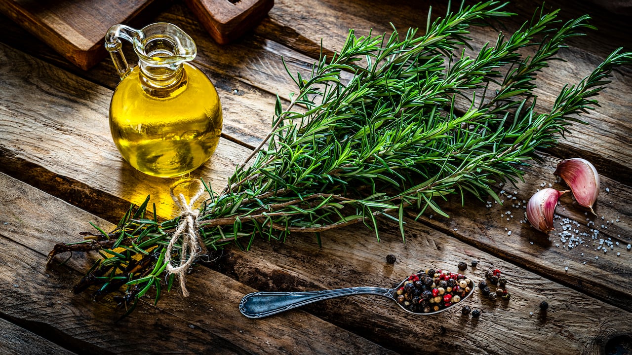 El aceite de oliva y el romero fortalecen el cabello.