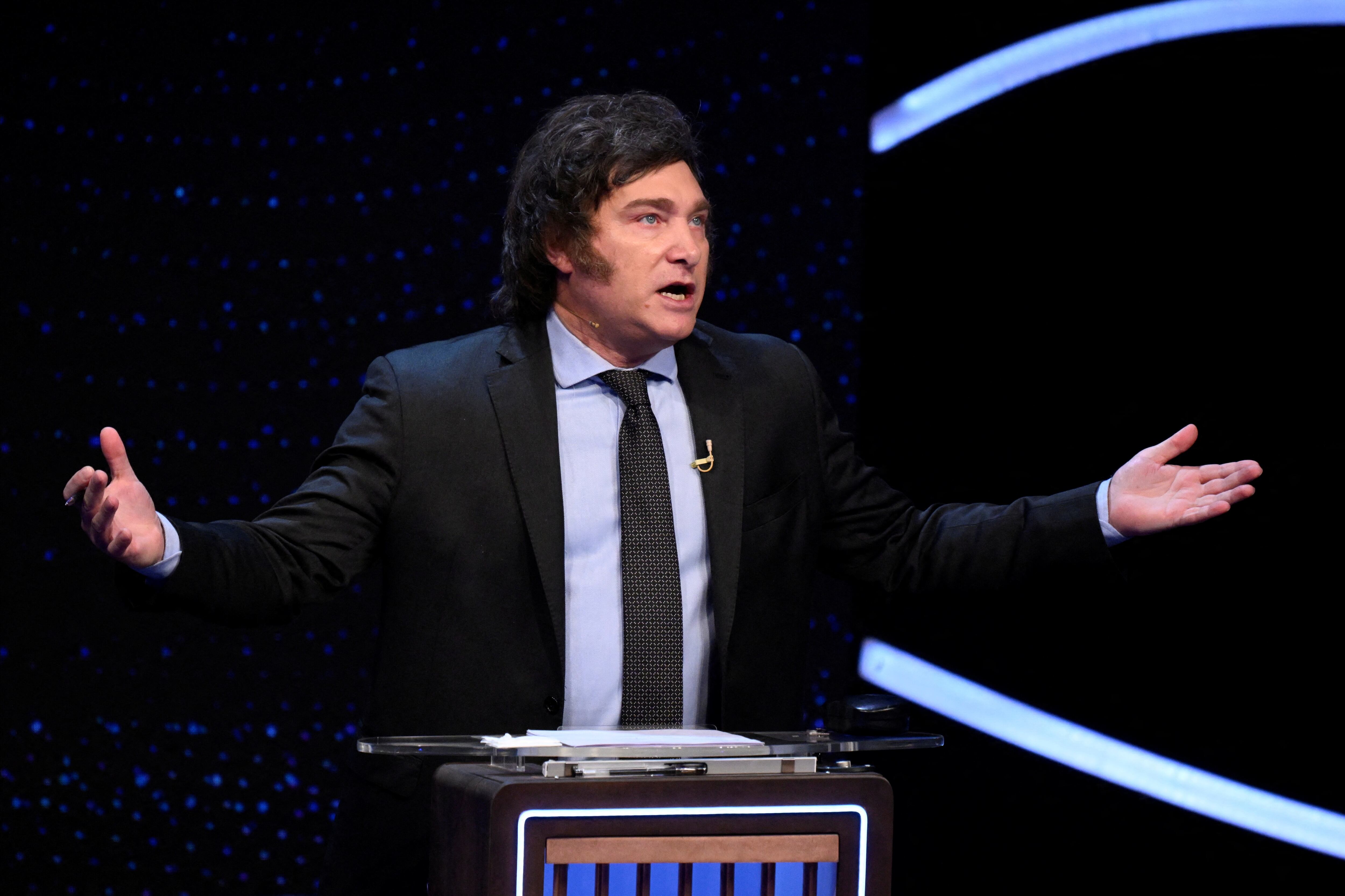 El candidato presidencial argentino Javier Milei, del partido La Libertad Avanza, asiste al debate presidencial antes de las elecciones generales del 19 de noviembre, en la Facultad de Derecho de la Universidad de Buenos Aires, en Buenos Aires, Argentina, el 12 de noviembre de 2023.