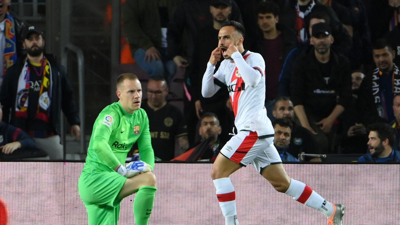 El centrocampista español del Rayo Vallecano, Álvaro García Rivera (D), celebra después de marcar un gol durante el partido de fútbol de la liga española entre el FC Barcelona y el Rayo Vallecano de Madrid en el estadio Camp Nou de Barcelona.