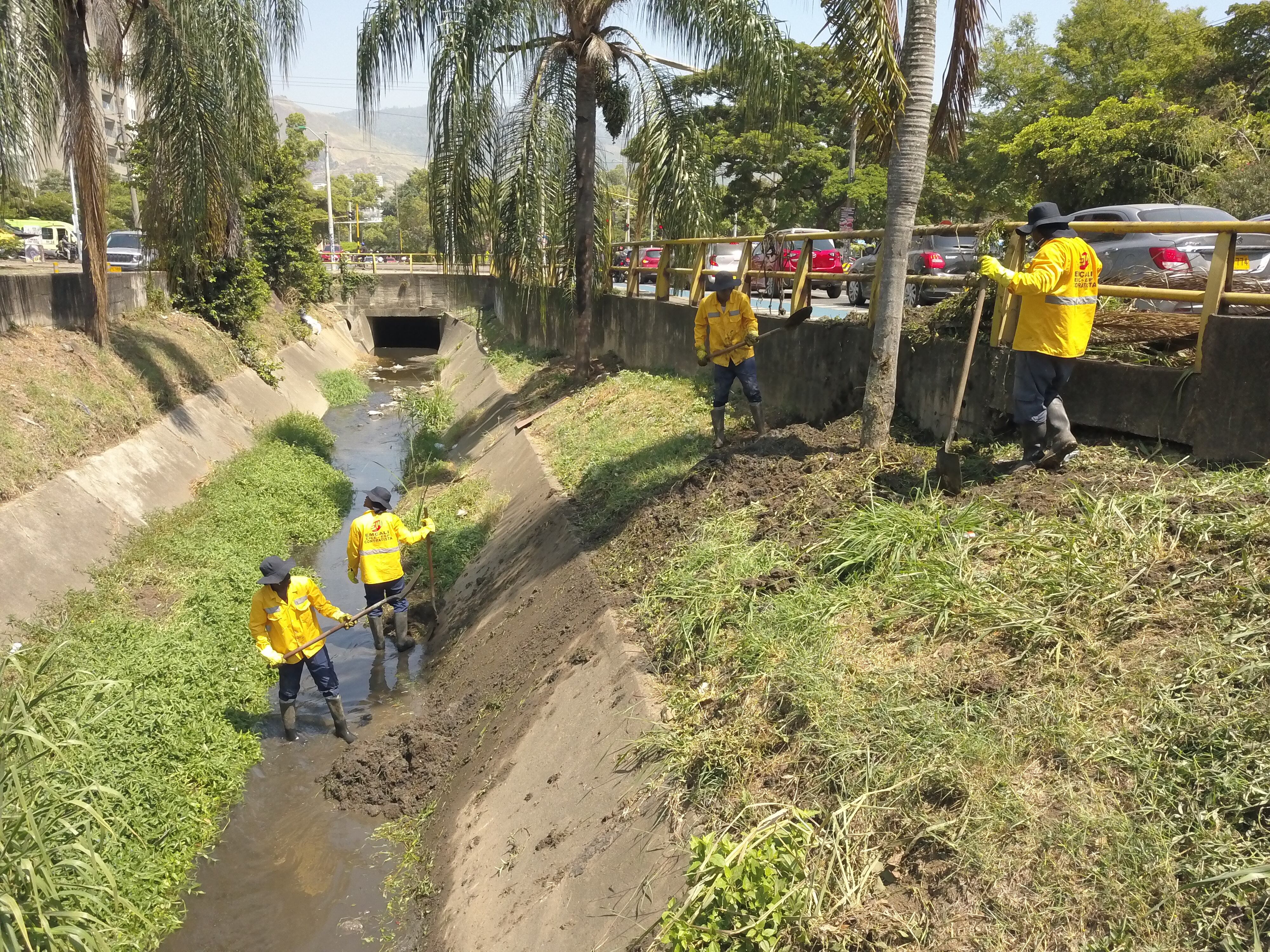 Limpieza de canales de agua lluvia en Cali