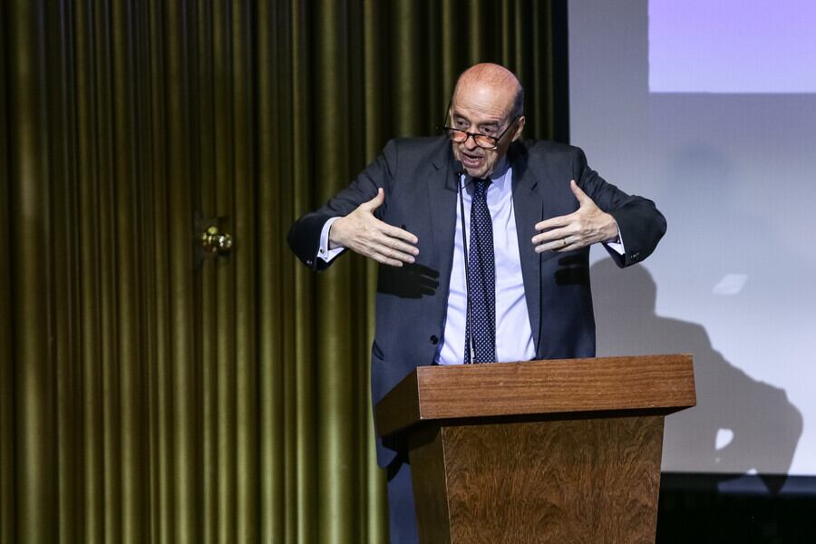 El exjefe paramilitar Carlos Mario Jiménez, alias Macaco, participó hoy junto al canciller Alvaro Leyva de un encuentro por la verdad para la no repetición en el Centro de Memoria Paz y Reconciliación.